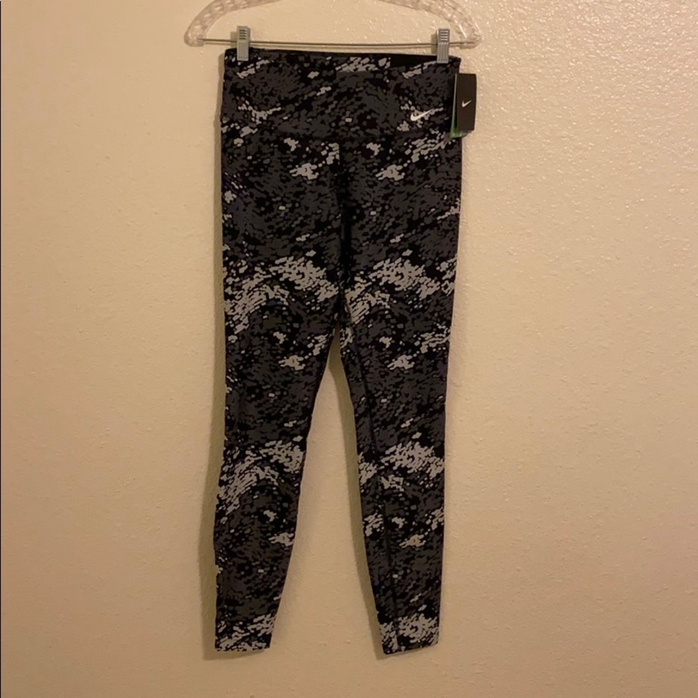 BRAND NEW Women’s Nike Leggings in Small
